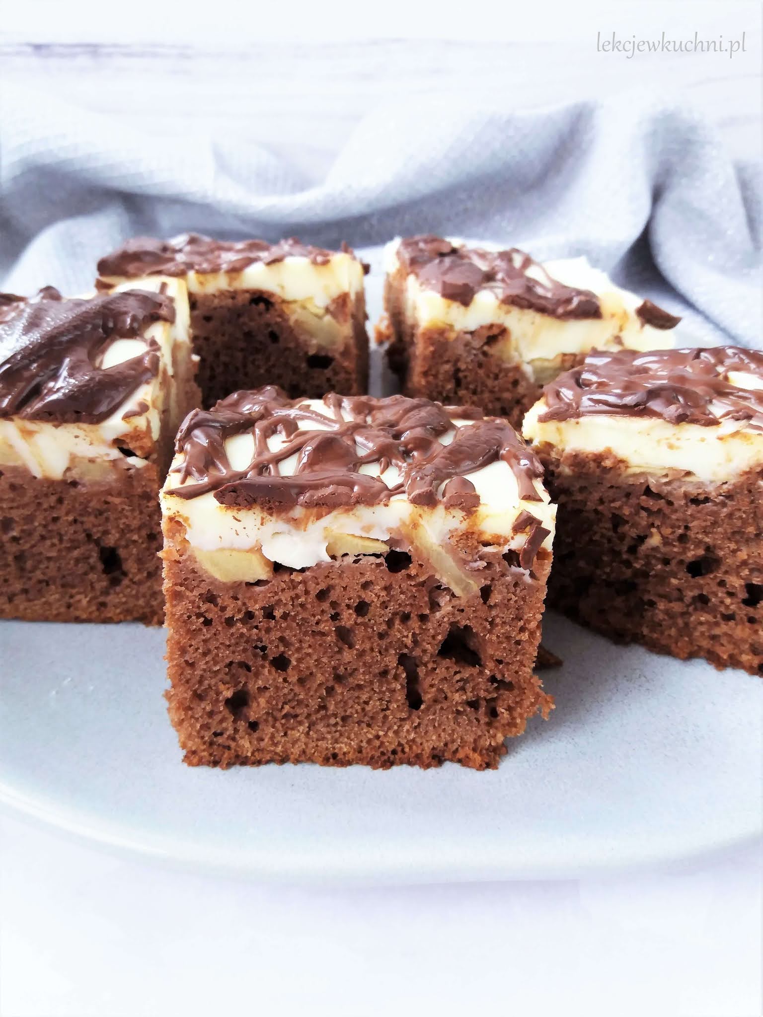 Czekoladowe ciasto z jabłkami i budyniem /Chocolate Apple Cake with