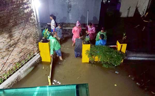 Peduli Bencana, Rescue FKAN PAUH IX Kuranji, Padang Berikan Bantuan bagi Korban Banjir