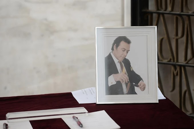  Σε λίγο το τελευταίο αντίο στον Τόλη Βοσκόπουλο - Δείτε live