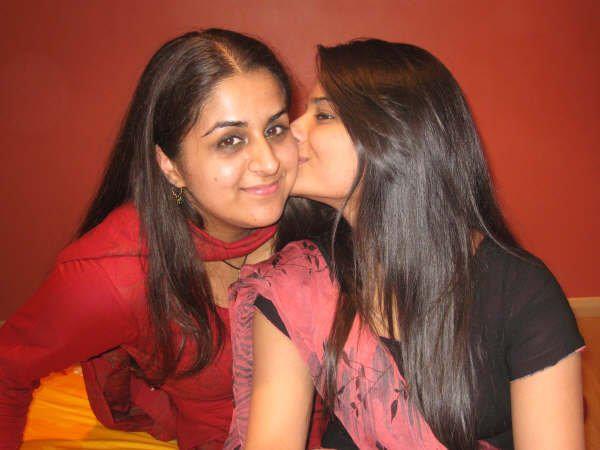 Pakistani Hot Aunties Photos Hot Pakistani Girl Kissing Girl In Pakistan Photos
