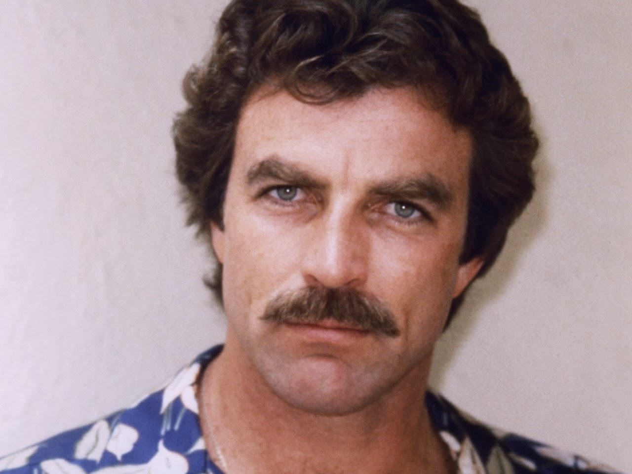 Фото мужчин 80 годов. Том Селлек в 1970. Tom Selleck. Актер том Селлек. Том Селлек фото.