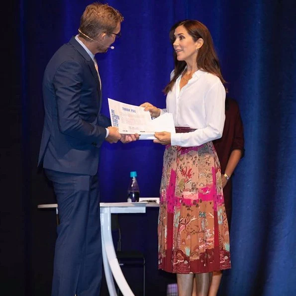 Crown Princess Mary wore Valentino printed silk crepe midi skirt, and Gianvito Rossi pink pumps, she carried Carlend Copenhagen Vanessa clutch