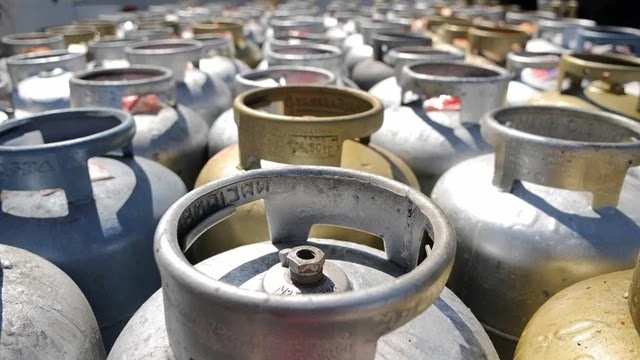 Petrobras vai aumentar preço do gás de cozinha A Petrobras elevou a partir desta terça-feira os preços de gás liquefeito de petróleo (GLP) para residências, em botijões de 13 quilos, e também do produto para consumidores industriais e comerciais, segundo informações publicadas no site da companhia.