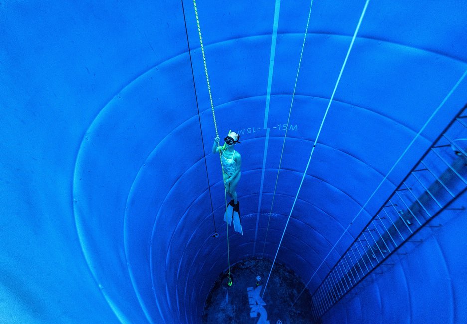 프리다이빙하는 김주희 - 디쁠