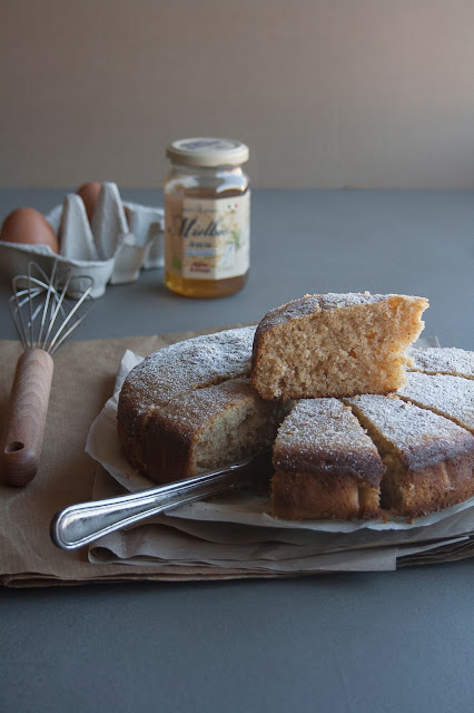 Torta integrale con yogurt e miele