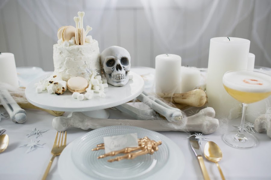 Cómo decorar una mesa de Halloween en blanco11