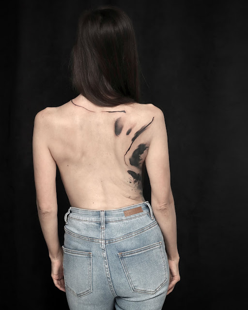 2018-2019 Tatouage cotes épaule cou clavicule, noir et gris, lignes et textures , trajet et fantômes. lolikata par olivier poinsignon tatouage clermont-ferrand