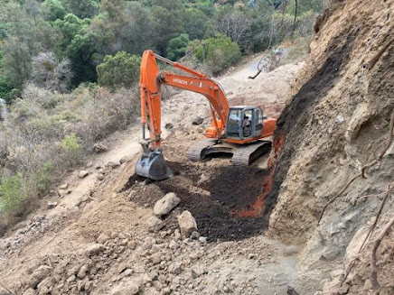 Reparan la carretera Tochimizolco-San Martín Zacatempa afectada por derrumbe