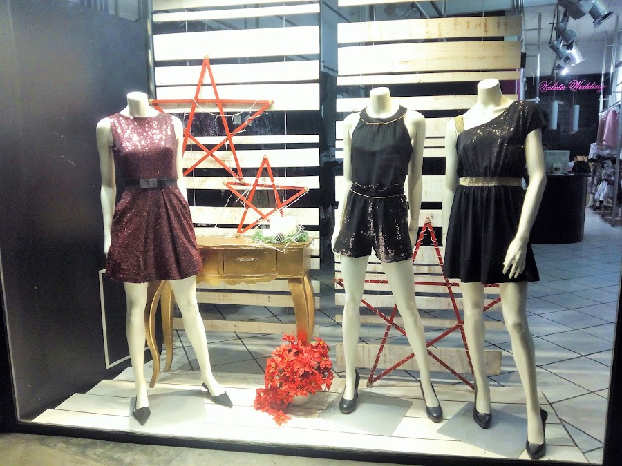 escaparate navideño comoda doradan, estrellas de luz rojas