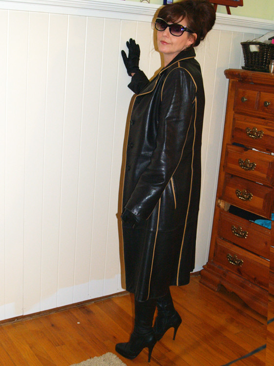 Mature Women In Leather 110