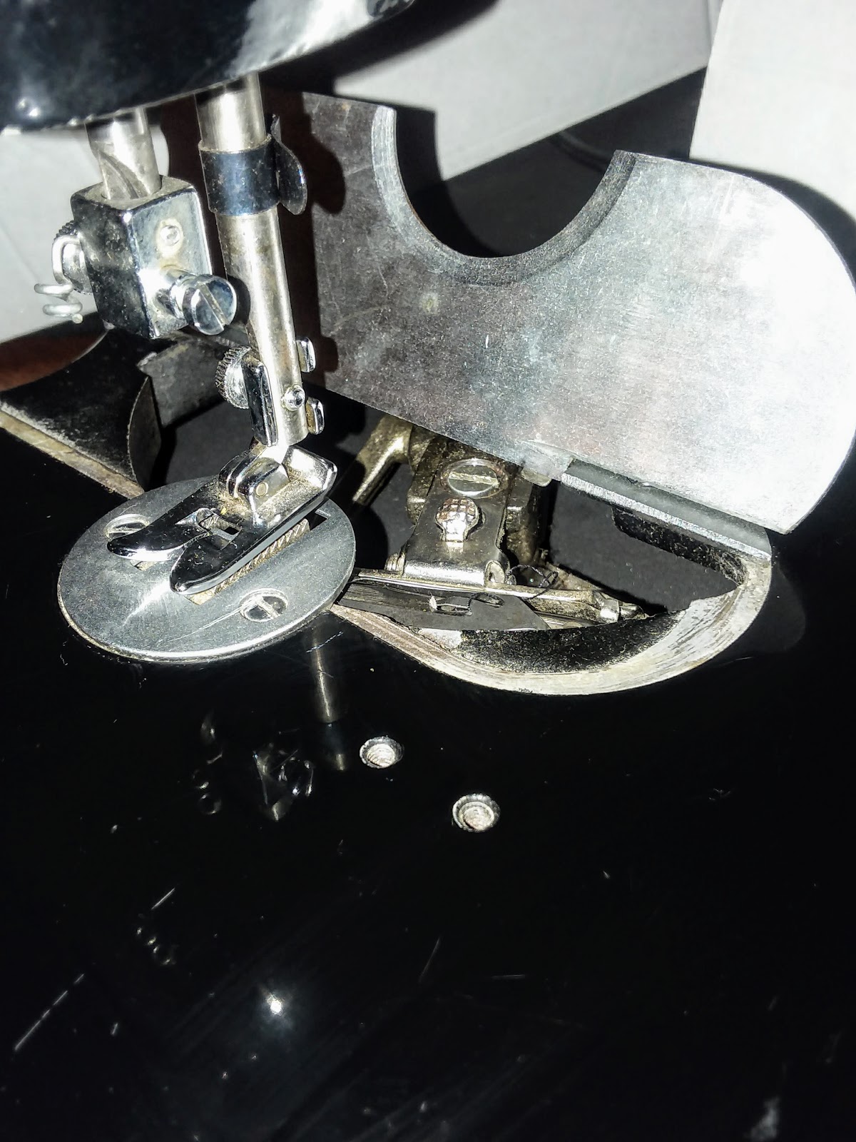 WHITE 768 3/4 size zigzag vibrating shuttle sewing machine bait and switch