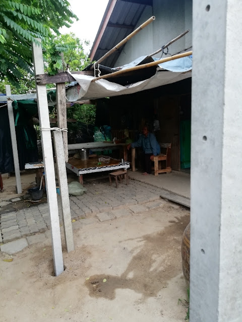 เครื่อง63ซีซี แรงเหลือเจาะไปสี่หลุม ผมเจาะดินแข็งปานกลางดอก6นิ้วเจาะลึกประมาณ70ซม กำลังดี รอดูอีกที่กับอายุใข้งานเดี๋ยวลงเสารั้วประมาณอีกสามสิบกว่าหลุมมาแจ้งอีกที่ครับ