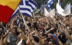 Milhares de pessoas estão nas ruas na Grécia para protestar contra o arrocho econômico