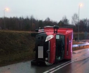 Groźnie na drogach. Zderzenie i dachowanie [FOTO]