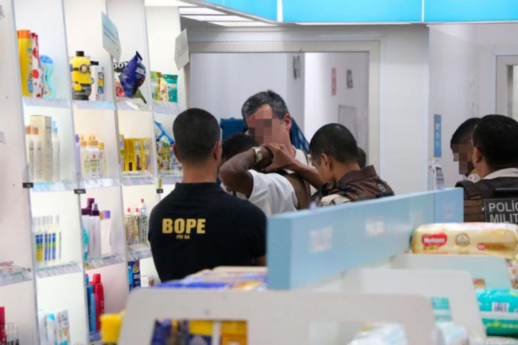 Reféns são liberados após assalto a farmácia em  Salvador; veja vídeo
