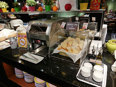 【台北牛排自助吧】橫濱牛排 Yokohama Steakhouse 食記，涮乃葉同集團的排餐，咖哩飯吃到飽！　麵包
