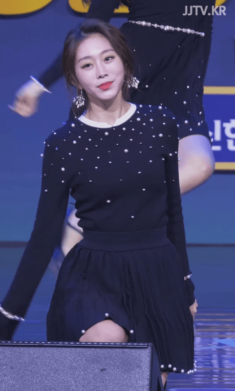 러블리즈 지수 펄럭이는 주름 치마