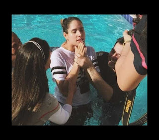 Wesley Safadão e Thyane se batizam juntos em igreja evangélica