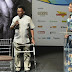 Pelé aparece usando andador e comenta boa recuperação