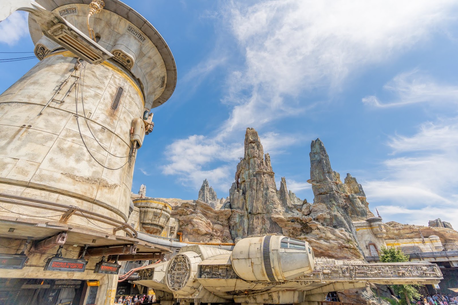 Disneyland Park: Star Wars Galaxy's Edge Oga's Cantina — Disney