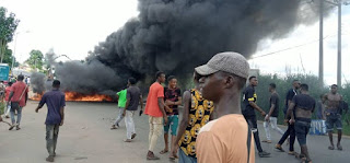NEWS: Anambra youths stage protest over alleged killing of 22-year-old man for flouting nationwide curfew. Police react (photos) NEWS: Anambra youths stage protest over alleged killing of 22-year-old man for flouting nationwide curfew. Police react (photos)