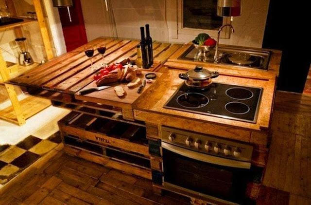 Muebles de cocina hechos de palets de madera reciclados