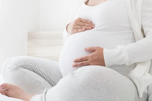 «يهدد صحة الجنين».. طبيب يوضح خطورة تقارب فترة الحمل بين الطفل الأول والثاني (خاص)