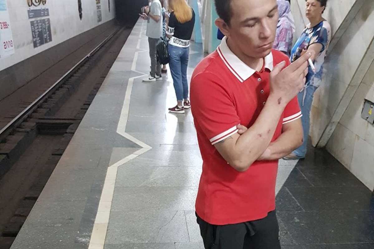 24 июня мужчина. Мужик курит в метро. Харьков жизнь в метро. Харьков люди ведут в метро. Фото Харькова в метро сегодня.