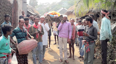 galsi-two-Muslim-youths-carry-dead-body-of-Hindu-woman-crematorium galsi-two-Muslim-youths-carry-dead-body-of-Hindu-woman-crematorium