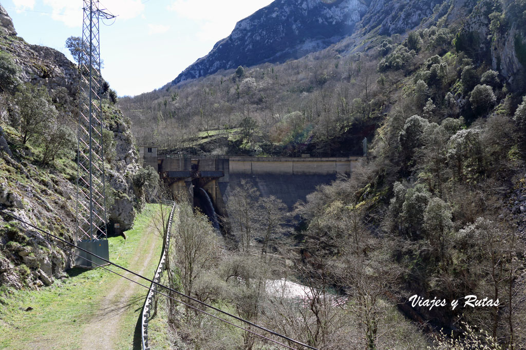 Presa del embalse de Valdemurio