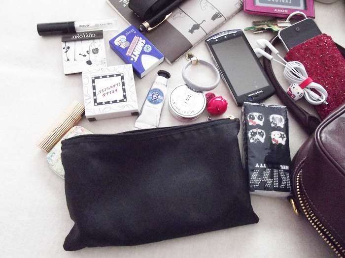 What´s in my Handbag ft. Prada bag - Style & Paper