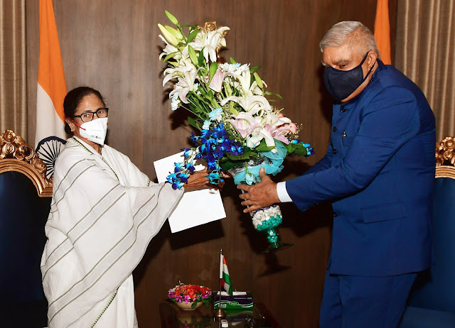 पश्चिम बंगाल: ममता ने राज्यपाल से की मुलाकात पश्चिम बंगाल: ममता ने राज्यपाल से की मुलाकात