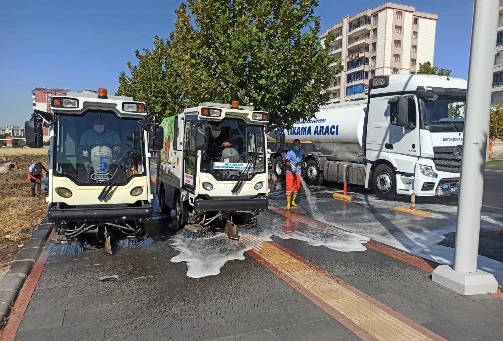 Diyarbakır Büyükşehir Belediyesinden Bağlar'da Covid-19 temizliği