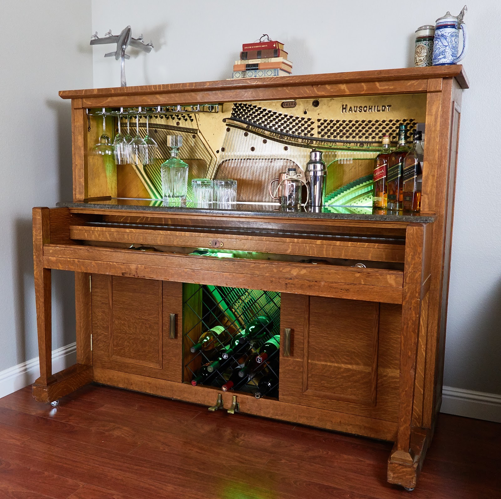 стол для пианино. мебель из старого пианино. использовать пианино. пианино в шкафу. столик из пианино.