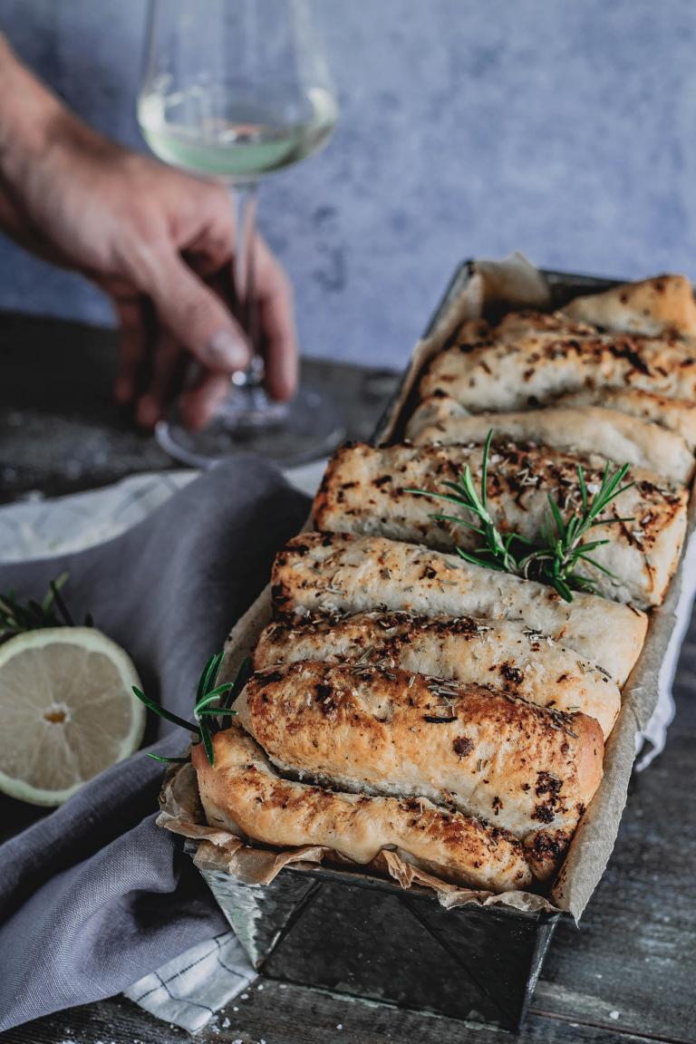 Zupfbrot mit Knoblauchbutter, Rosmarin und Zitrone - Julia Bakes!