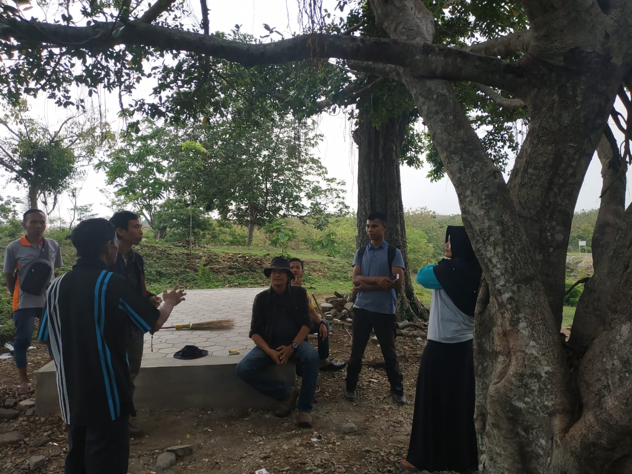 momen tanyajawab Foto tanya jawab dengan kelompok darwis dan penjaga tentang situs goa sentono