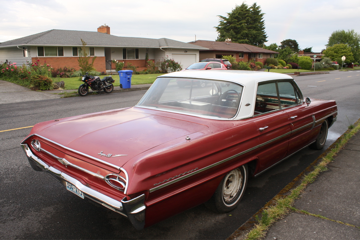 OLD PARKED CARS.: 1962 Oldsmobile Super 88 4-dr hardtop.