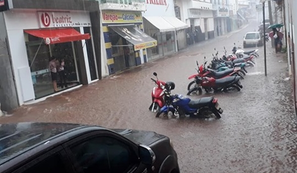 Caculé: Após temporal, moradores contabilizam prejuízos causados pela chuva Caculé: Após temporal, moradores contabilizam prejuízos causados pela chuva