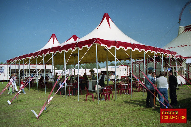 Tente d'entrée et concession du cirque Louis Knie 