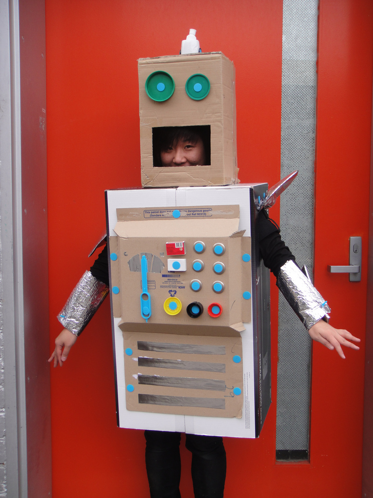Игра костюм робота. Костюм робота. Костюм робота из картона. Робот из картонных коробок. Костюм робота для мальчика.