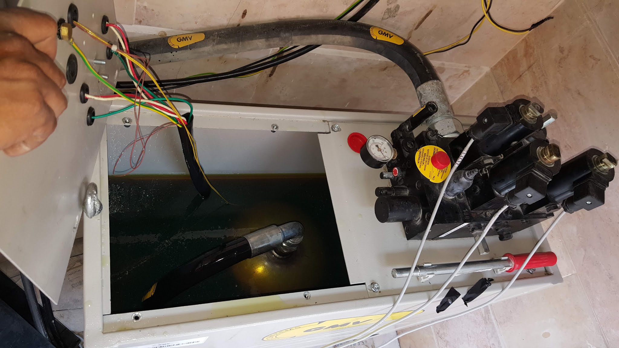 Advantages and disadvantages of Hydraulic elevators