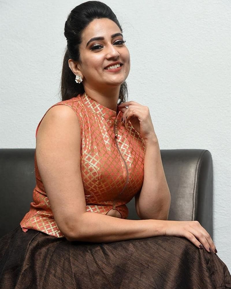 Telugu Anchor Manjusha Latest Hot Sleeveless Blouse Photos Indian Filmy Actress