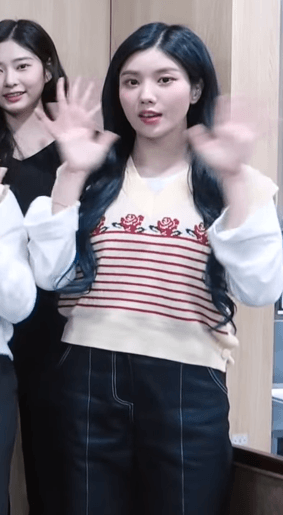 아이즈원> 설인사하는 안유진 권은비