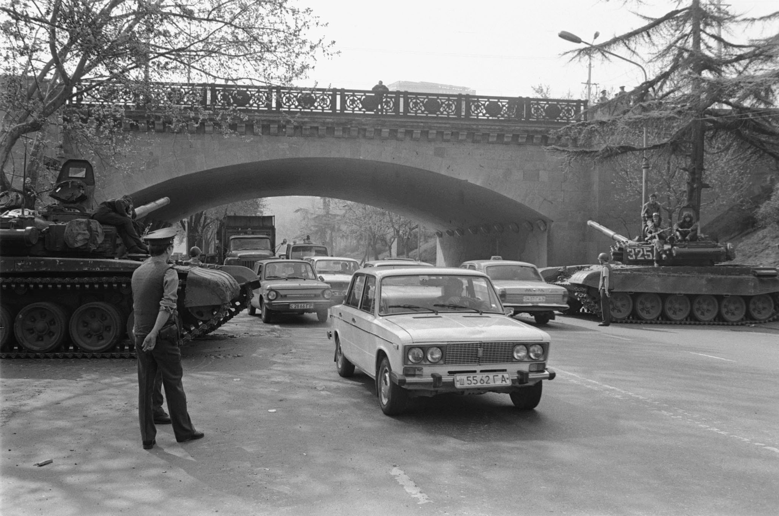 9 апреля. 20 фотографий, сделанных в оккупированном советскими войсками Тбилиси после разгона мирного митинга