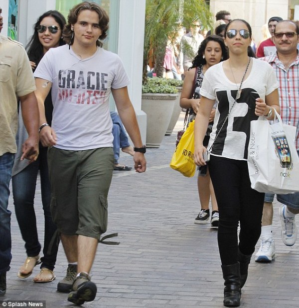 Blanket Jackson Forever Prince y su novia Remi dan un paseo en el