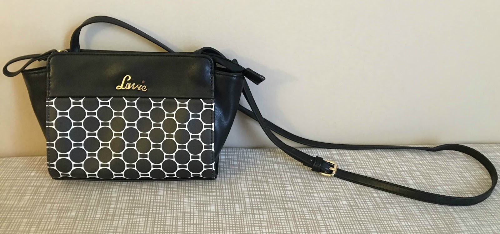 DeliciousandBeautifull What's in my Sling bag!!