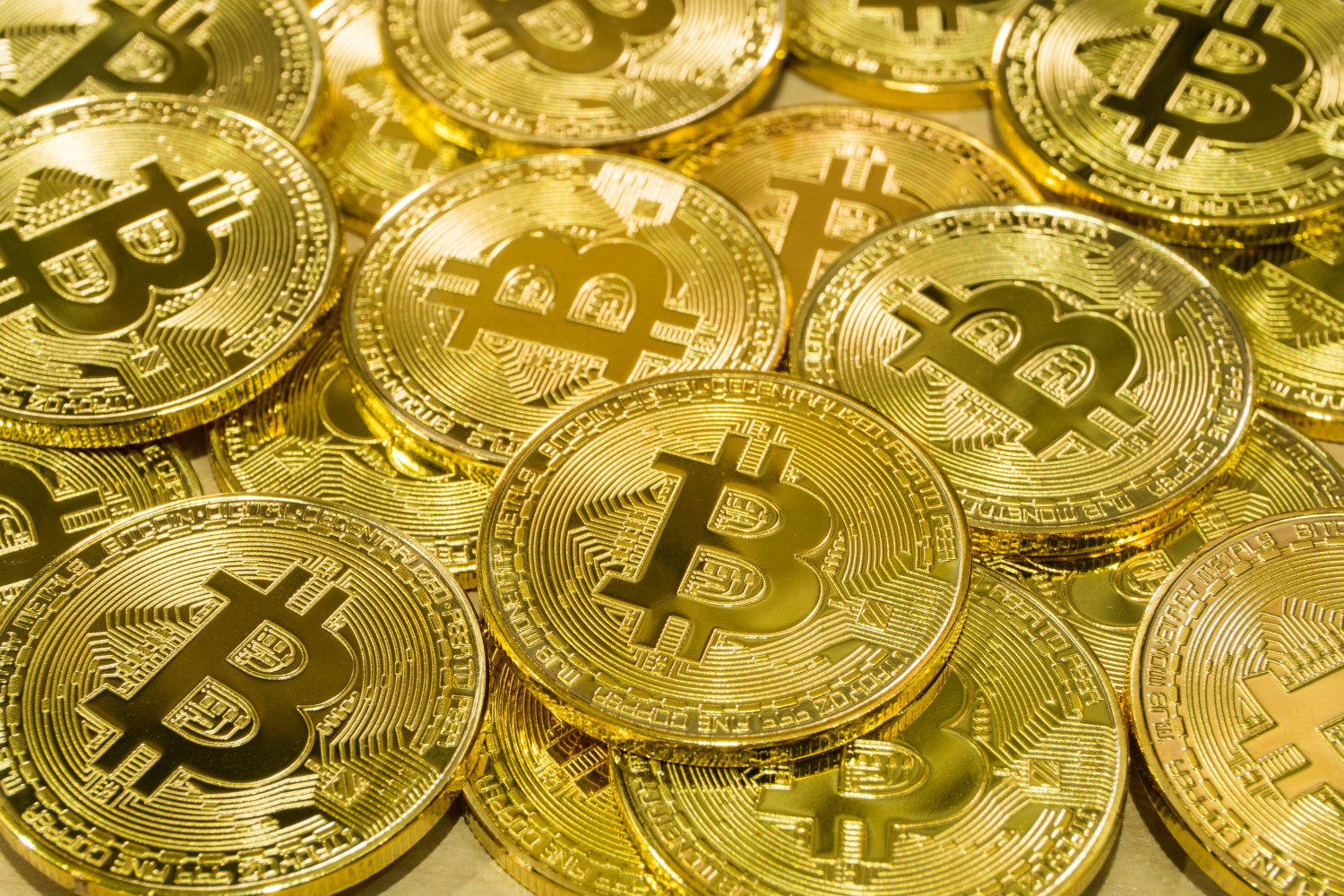 Cât trebuie să investesc în bitcoin pentru a câștiga bani