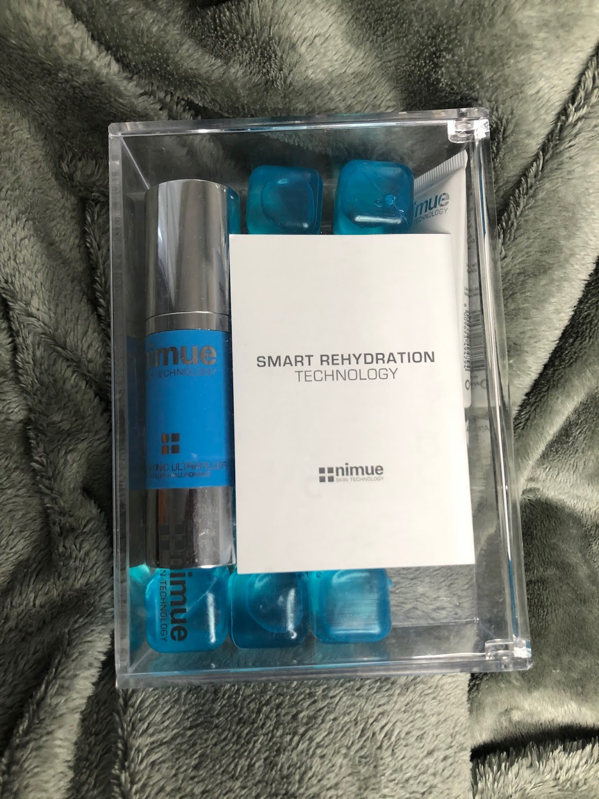 BENEFITS OF HYALURONIC ACID AND BEATING DEHYDRATED SKIN IN WINTER WITH