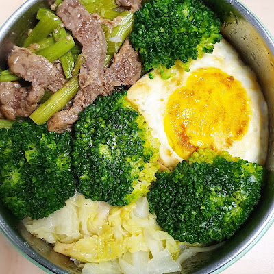 今日午餐：花椰菜、高麗菜、荷包蛋、芹菜炒牛肉，2020.12.14