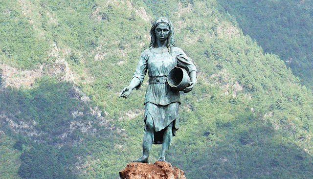 Escultura de Dácil en La Orotava, obra de los escultores Ezequiel de León Cruz, Cristo Quintero y Domingo González Expósito